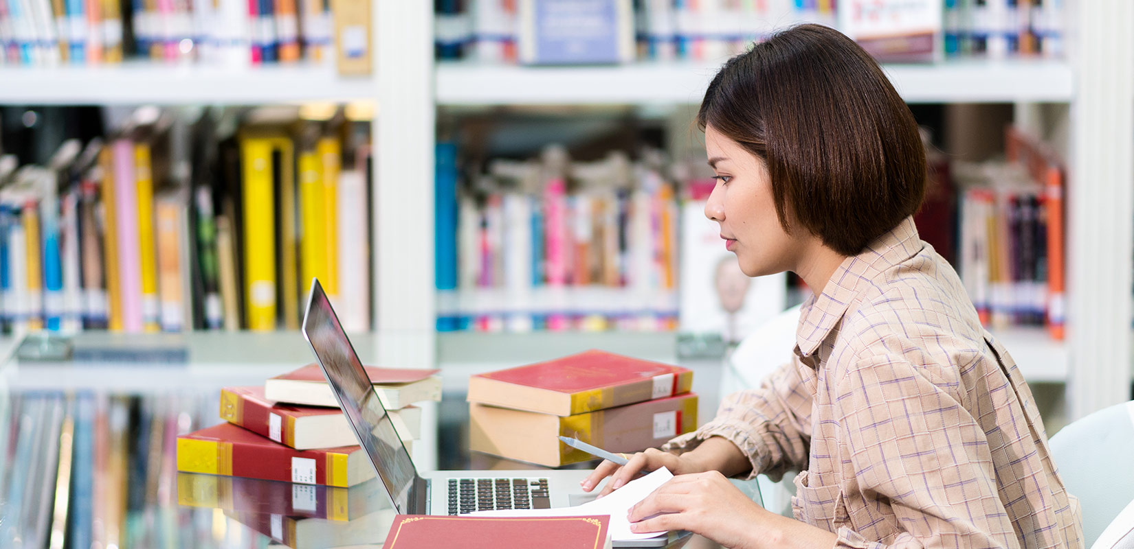 Книжки в библиотеке. Школьная библиотека в америке. Студент знания. Педагог-библиотекарь. Книга человек.